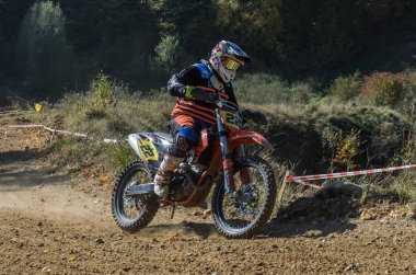 LVIV, UKRAINE - Ekim 2021: Sporcular motosiklet çocuk yarışçıları yarış pistinde motokros yarışında yarışıyorlar
