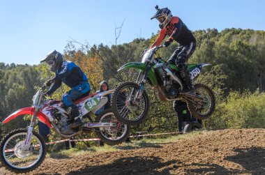 LVIV, UKRAINE - Ekim 2021: Sporcular motosiklet çocuk yarışçıları yarış pistinde motokros yarışında yarışıyorlar