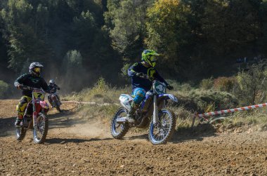 LVIV, UKRAINE - Ekim 2021: Sporcular motosiklet çocuk yarışçıları yarış pistinde motokros yarışında yarışıyorlar