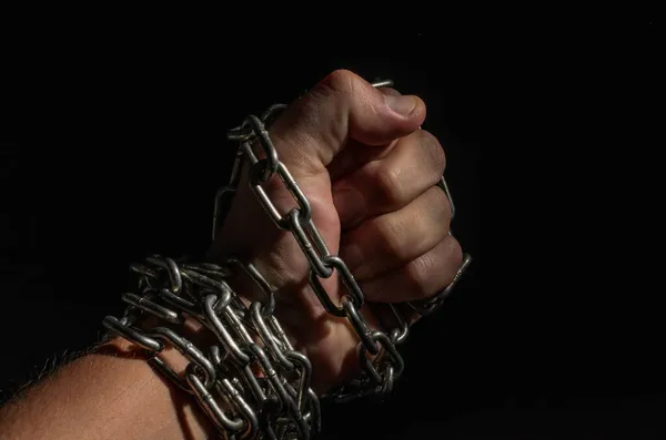 Ręka Ludzka Przykuta Łańcuchami Metalowymi Izolowanymi Czarnym Tle — Zdjęcie stockowe