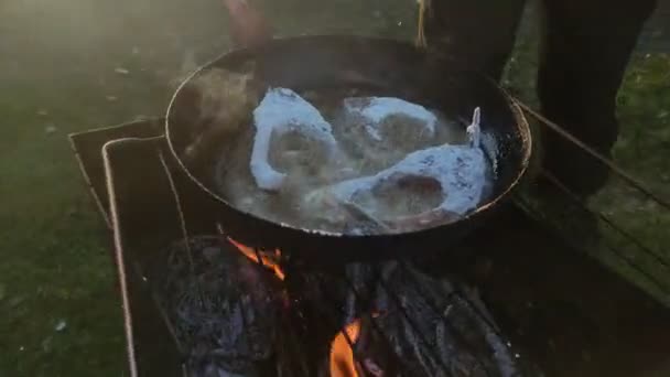 Człowiek Smaży Rybę Patelni Otwartym Ogniu Grillu Patelni Podczas Pikniku — Wideo stockowe