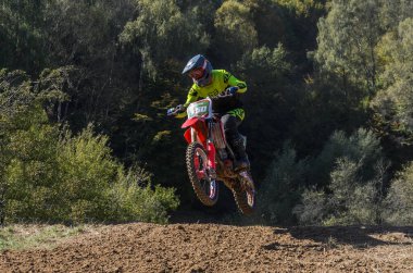 LVIV, UKRAINE - Ekim 2021: Sporcular motosiklet çocuk yarışçıları yarış pistinde motokros yarışında yarışıyorlar