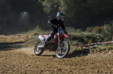 LVIV, UKRAINE - Ekim 2021: Sporcular motosiklet çocuk yarışçıları yarış pistinde motokros yarışında yarışıyorlar