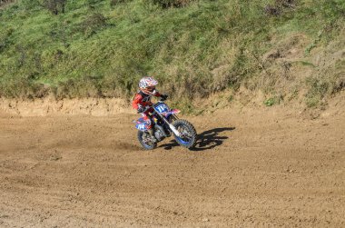 LVIV, UKRAINE - Ekim 2021: Motokros yarışmasına katılan çocuk sporcu motosiklet yarışçısı