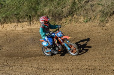 LVIV, UKRAINE - Ekim 2021: Motokros yarışmasına katılan çocuk sporcu motosiklet yarışçısı