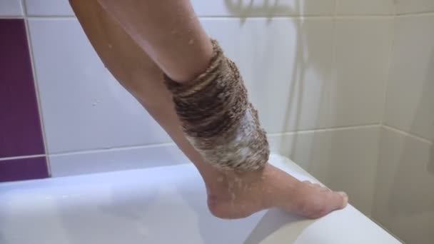 Jonge Vrouw Maken Voet Scrub Met Een Speciale Cosmetische Washandje — Stockvideo