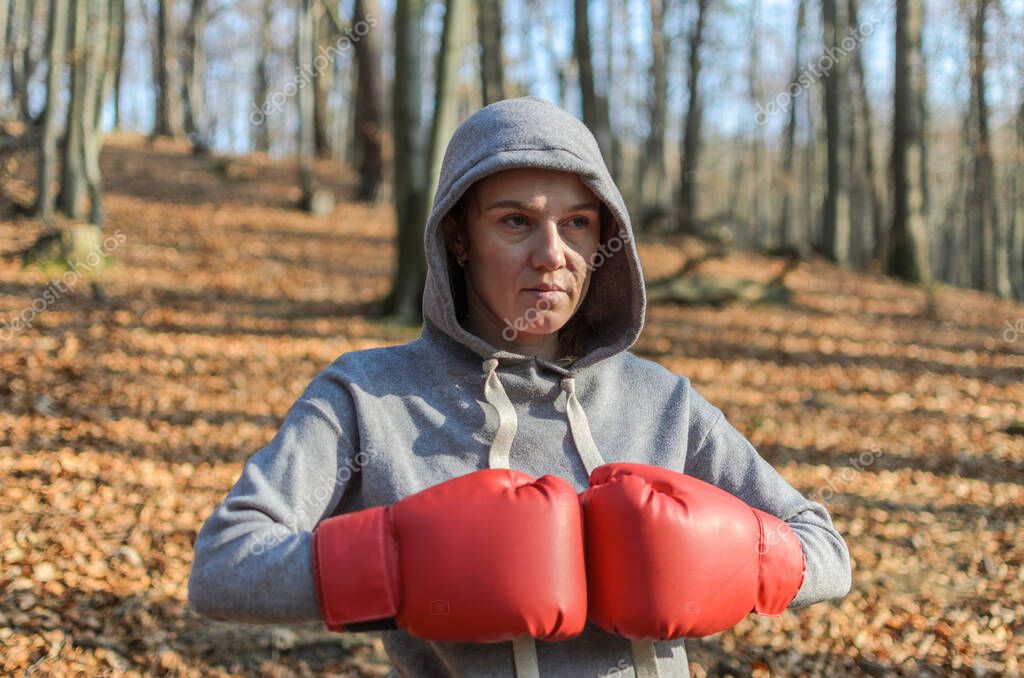 Joven Mujer Hermosa Boxeador Chandal Con Una Capucha Cabeza Guantes Foto de stock charlos r 527704088