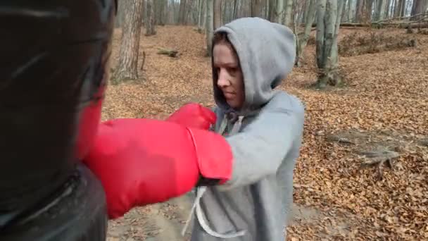 Ung Charmig Kvinna Röda Boxningshandskar Klädd Träningsoverall Med Huva Boxning — Stockvideo