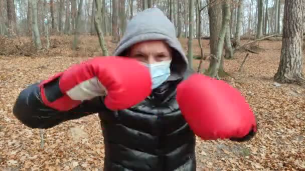 Koruyucu Tıbbi Maskeli Kırmızı Boks Eldivenli Genç Bir Boksör Sonbahar — Stok video