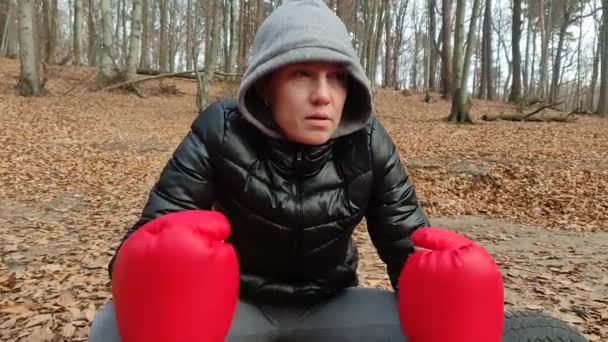 Menina Encantadora Jovem Traje Treino Com Capuz Cabeça Luvas Boxe — Vídeo de Stock