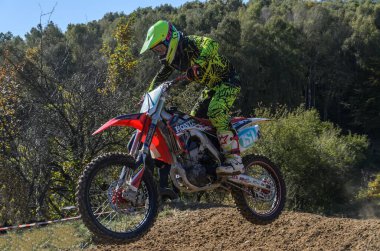 LVIV, UKRAINE - Ekim 2021: Sporcular yarış pistinde motokros yarışında yarışıyorlar