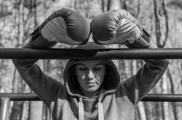 Joven Mujer Hermosa Boxeador Chándal Con Una Capucha Cabeza Guantes:  fotografía de stock © charlos.ukr.net #527704088