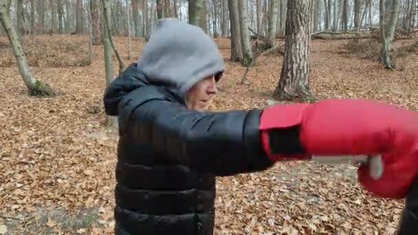 Jeune Femme Charmante Gants Boxe Rouges Vêtue Survêtement Avec Capuche — Video