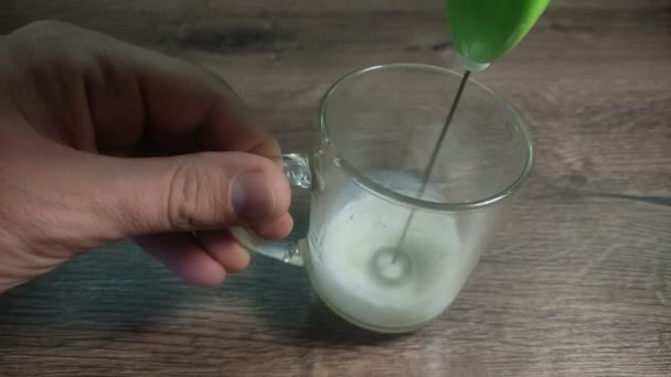 Barman Chicoteia Espuma Leite Para Cappuccino Com Batedor Elétrico Copo — Vídeo de Stock