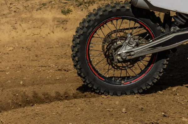 Koło Motocykla Wyścigowego Jeździ Wzdłuż Toru Wyścigowego Dużą Prędkością Kamienie — Zdjęcie stockowe