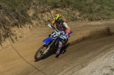 LVIV, UKRAINE - Ekim 2021: Sporcular yarış pistinde motokros yarışında yarışıyorlar