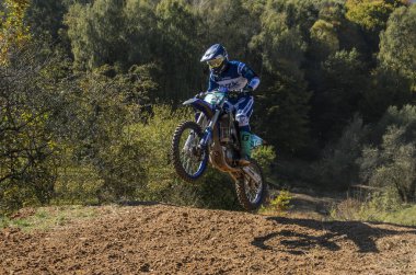 LVIV, UKRAINE - Ekim 2021: Sporcular yarış pistinde motokros yarışında yarışıyorlar