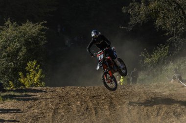 LVIV, UKRAINE - Ekim 2021: Sporcular yarış pistinde motokros yarışında yarışıyorlar