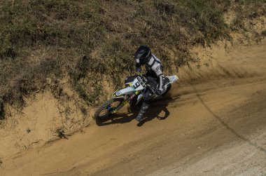 LVIV, UKRAINE - Ekim 2021: Sporcular yarış pistinde motokros yarışında yarışıyorlar