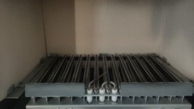 Ev gazı ısıtıcısındaki bir kıvılcımdan alev alev yanıyor.