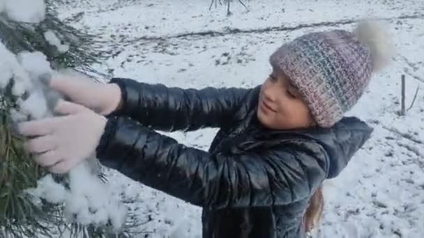 Kleines Glückliches Entzückendes Mädchen Bekleidet Mit Daunenjacke Und Wintermütze Mit — Stockvideo