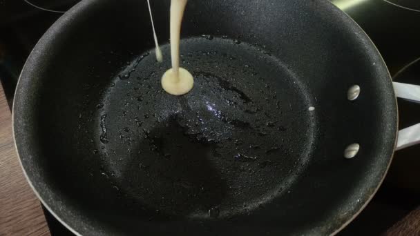 Koki Goreng Pancake Dalam Penggorengan Atas Kompor Induksi Menuangkan Adonan — Stok Video