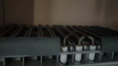 Ev gazı ısıtıcısındaki bir kıvılcımdan alev alev yanıyor.