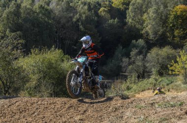 LVIV, UKRAINE - Ekim 2021: Sporcular yarış pistinde motokros yarışında yarışıyorlar