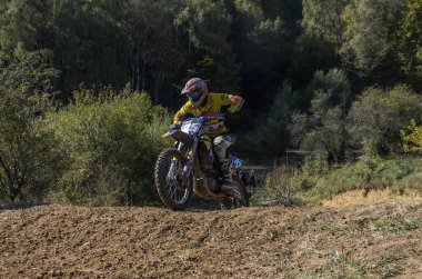 LVIV, UKRAINE - Ekim 2021: Sporcular yarış pistinde motokros yarışında yarışıyorlar