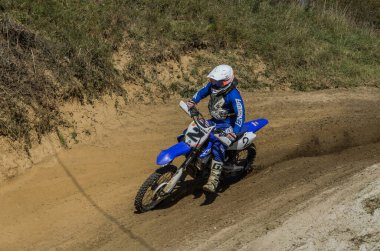 LVIV, UKRAINE - Ekim 2021: Sporcular yarış pistinde motokros yarışında yarışıyorlar