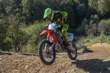 LVIV, UKRAINE - Ekim 2021: Sporcular yarış pistinde motokros yarışında yarışıyorlar