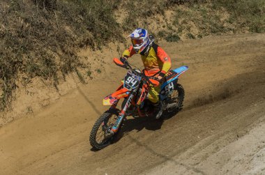 LVIV, UKRAINE - Ekim 2021: Sporcular yarış pistinde motokros yarışında yarışıyorlar