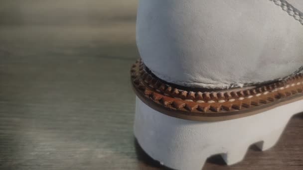 Beyaz Ayakkabıların Tabanı Eski Tutkal Yüzünden Çıkmış Ayakkabı Tamircisi Tarafından — Stok video