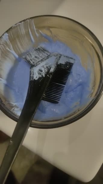 Vertikales Video Haarfärben Einem Teller Mit Einem Pinsel — Stockvideo