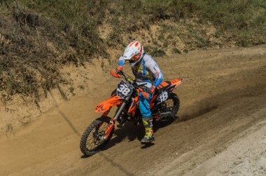 LVIV, UKRAINE - Ekim 2021: Sporcular yarış pistinde motokros yarışında yarışıyorlar