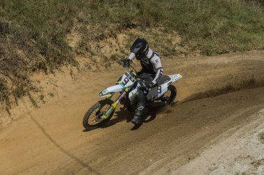 LVIV, UKRAINE - Ekim 2021: Sporcular yarış pistinde motokros yarışında yarışıyorlar