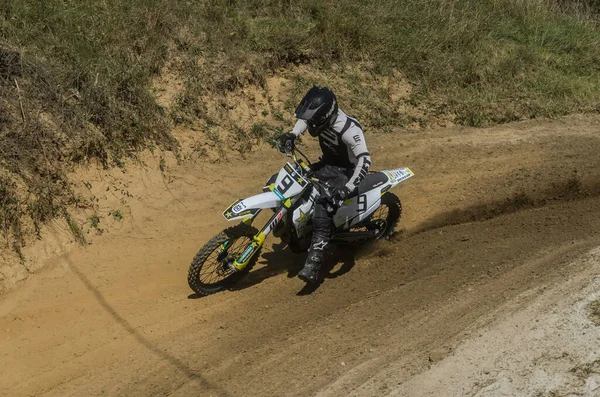 LVIV, UKRAINE - Ekim 2021: Sporcular yarış pistinde motokros yarışında yarışıyorlar