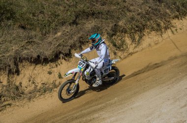 LVIV, UKRAINE - Ekim 2021: Sporcular yarış pistinde motokros yarışında yarışıyorlar