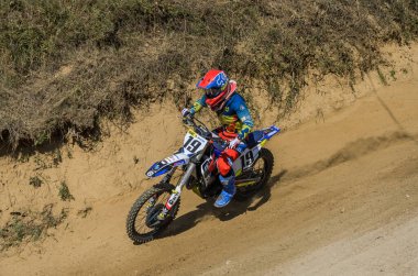 LVIV, UKRAINE - Ekim 2021: Sporcular yarış pistinde motokros yarışında yarışıyorlar