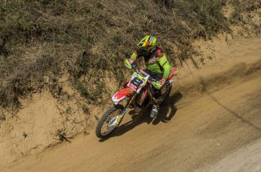 LVIV, UKRAINE - Ekim 2021: Sporcular yarış pistinde motokros yarışında yarışıyorlar