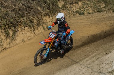 LVIV, UKRAINE - Ekim 2021: Sporcular yarış pistinde motokros yarışında yarışıyorlar