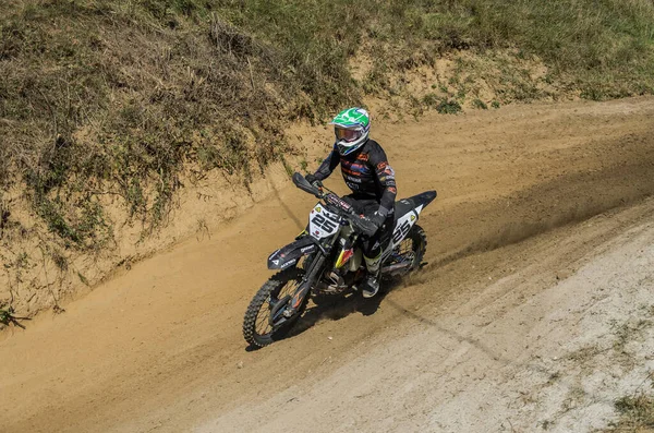 LVIV, UKRAINE - Ekim 2021: Sporcular yarış pistinde motokros yarışında yarışıyorlar