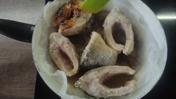 Cozinheiro Frita Peixe Carpa Uma Panela Ato Fritar Fogão Indução — Vídeo de Stock