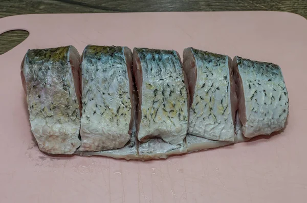 Μάγειρας Κόβει Ψάρια Κυπρίνου Μπριζόλες Ένα Ξύλο Κοπής — Φωτογραφία Αρχείου