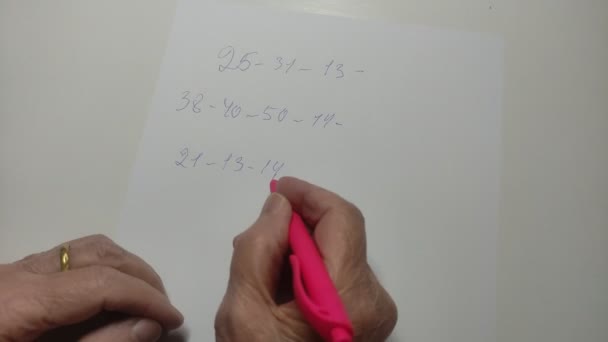Χέρι Μιας Ηλικιωμένης Γυναίκας Γράφει Αριθμούς Ένα Στυλό Ένα Κομμάτι — Αρχείο Βίντεο