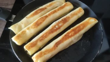 Krepler tencerede kızartılır.