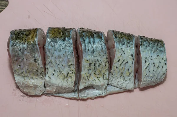 Μάγειρας Κόβει Ψάρια Κυπρίνου Μπριζόλες Ένα Ξύλο Κοπής — Φωτογραφία Αρχείου