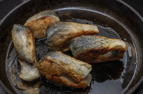 Koki Goreng Ikan Mas Dalam Wajan Atas Kompor Induksi — Stok Foto