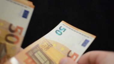Bir adam para sayıyor - 50 avroluk Avro banknotları