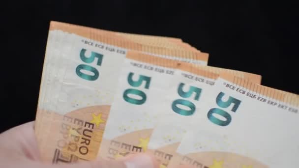 Ένας Άνθρωπος Μετράει Χρήματα Τραπεζογραμμάτια Ευρώ Ονομαστικής Αξίας Ευρώ — Αρχείο Βίντεο